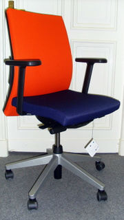 Neuer Bürostuhl (blaue Sitzfläche und orange Lehne)