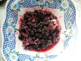 Aronia-Beeren mit Zucker