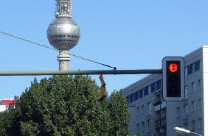 Gelbe Gummistiefel hängen an einer Ampel