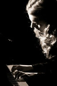 Cora Lee am Piano zu Silent Scream