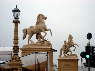 Pferde-Statuen vor dem Schweriner Schloss